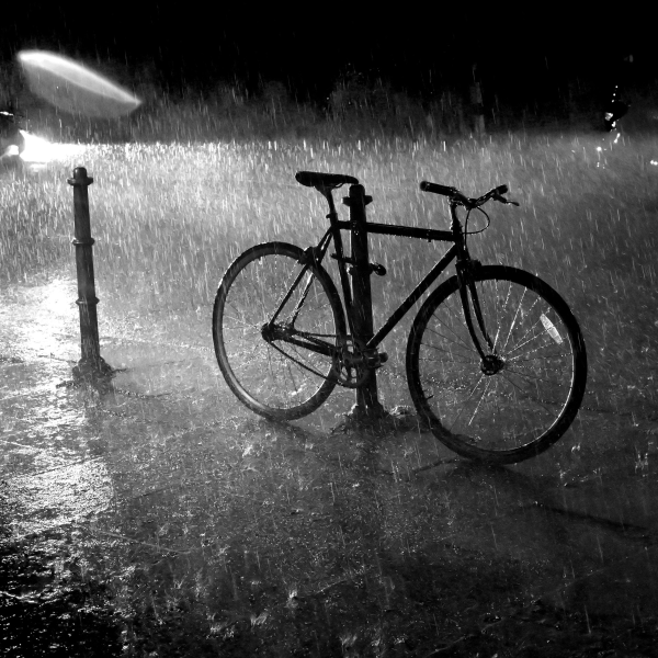 Poranek i wieczór: Kiedy włączyć lampkę rowerową, nawet jeśli słońce świeci? 